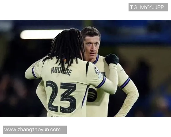 足球明星竖中指事件引发热议社交媒体上争议不断引发球迷讨论